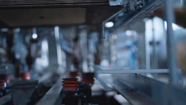 Αποθήκη χαρτόνι συσκευασίας automat σε τεχνολογική εγκατάσταση εργοστάσιο κοντά - Πλάνα, βίντεο