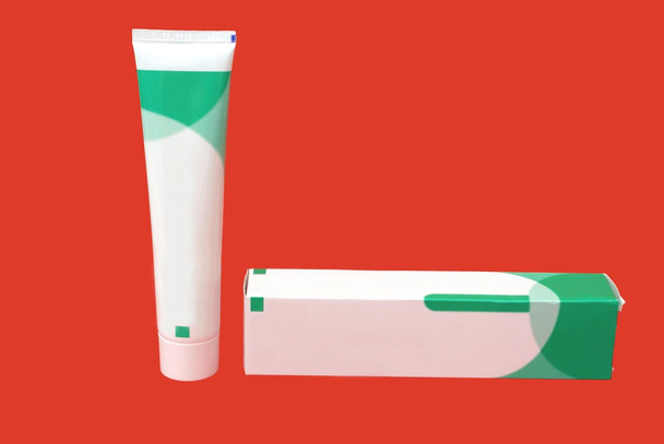 Tubo y caja de pasta de dientes
 - Foto, Imagen