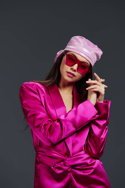 hübsche Frau posiert rosa Minikleid Charme Kopftuch Sonnenbrille isolierten Hintergrund - Foto, Bild
