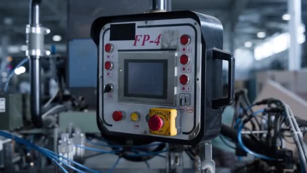 近代的な倉庫でボタン付きの製造機械制御パネルを閉じる - 映像、動画