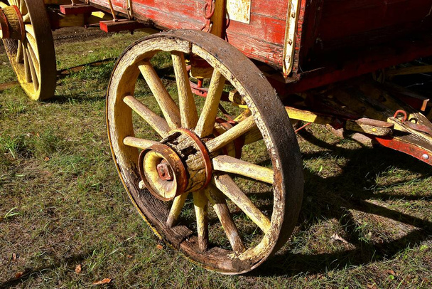 La rueda de madera vieja podrida parcial pertenece a un vagón de grano.  - Foto, imagen