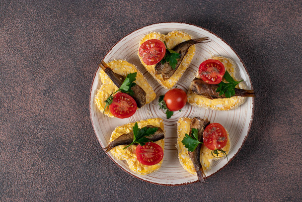 Sanduíches com espadilha, queijo e tomate cereja na forma de corações no fundo marrom, Ideia para o Dia dos Namorados - Foto, Imagem