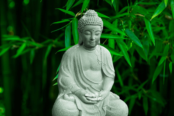 竹の背景の前に仏像の肖像画。平和と知恵へのサイン - 写真・画像