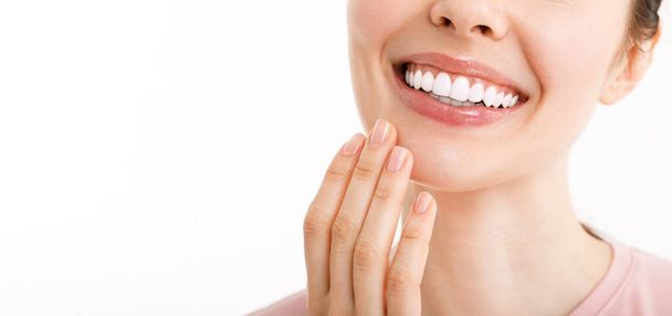Совершенно здоровые зубы улыбаются молодой женщине. Отбеливание зубов. Пациент стоматологической больницы. Изображение символизирует стоматологию, стоматологию. Образ стоматолога
 - Фото, изображение