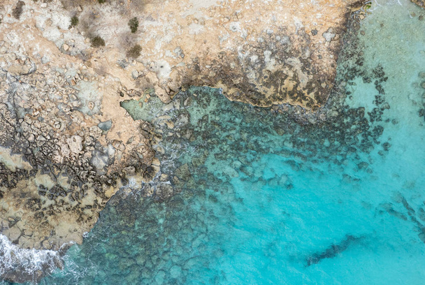 Drone aérien de côte de mer rocheuse avec de l'eau turquoise transparente. Seascape vue de dessus - Photo, image
