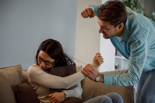 Wütender Mann und Frau aus Angst vor häuslicher Gewalt - Foto, Bild