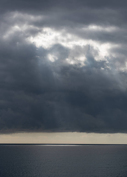 Burzliwe chmury z dramatycznym niebem nad morzem o zachodzie słońca - Zdjęcie, obraz