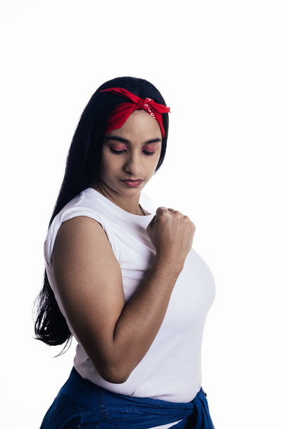 feministische vrouw tonen haar arm op witte achtergrond - Foto, afbeelding