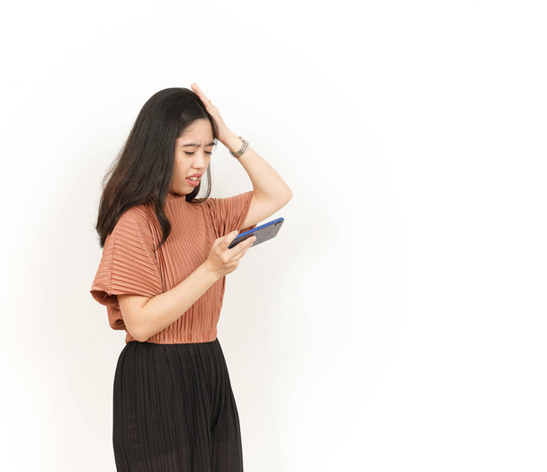 Pelaa peliä älypuhelimella kaunis aasialainen nainen eristetty valkoisella taustalla - Valokuva, kuva