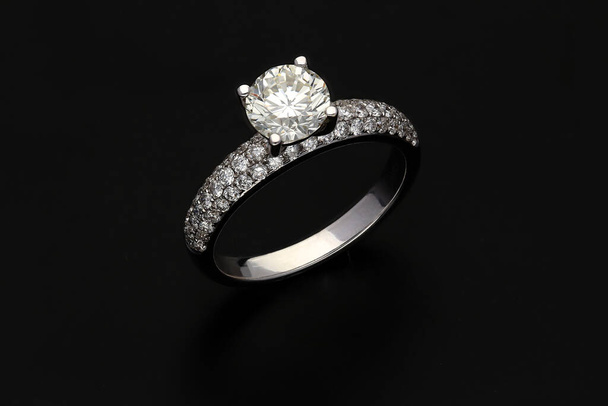 diamentowy pierścień na czarnym tle - Zdjęcie, obraz