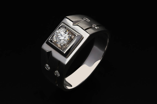 diamentowy pierścień na czarnym tle - Zdjęcie, obraz