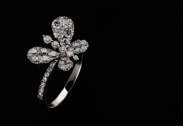 бриллиантовое кольцо на черном фоне - Фото, изображение