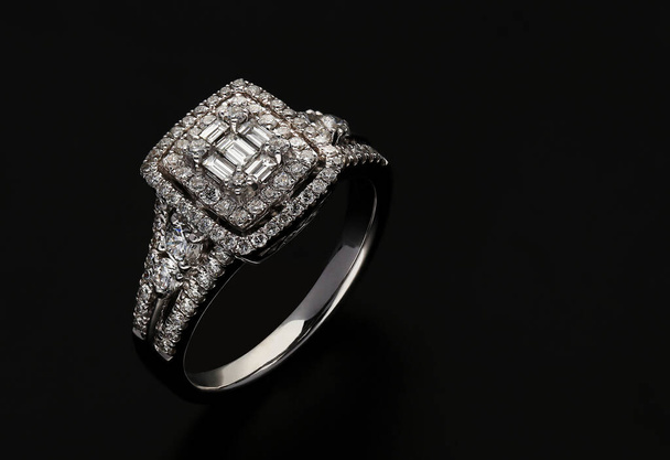gyémánt gyűrű fekete háttér - Fotó, kép