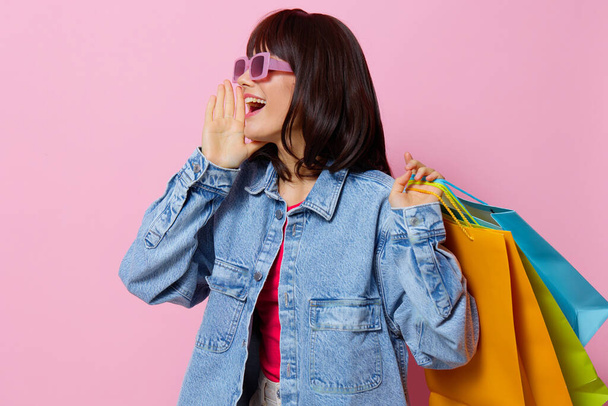 mulher com colorido sacos de compras isolado fundo - Foto, Imagem