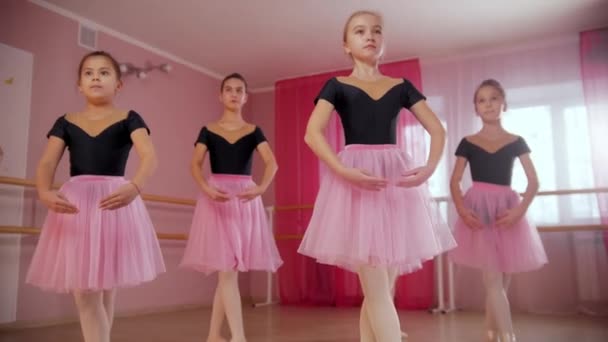 Vier ballerina meisjes in prachtige jurken oefenen ballet dansen - Video