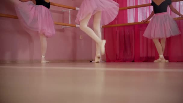 Tres bailarinas en un hermoso tutú en el estudio de ballet - una de ellas empieza a bailar - Imágenes, Vídeo