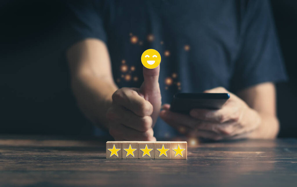 Business concept van happy customer review 5 sterren beoordeling in uitstekende service tevredenheid. Klant positieve feedback met tevreden en genieten van de productervaring - Foto, afbeelding