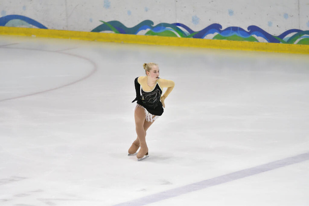 Orenburg, Rusia - 31 de marzo de 2018: Chica compite en patinaje artístico en competiciones en el pueblo de Rostoshi "Orenburg expanses"  - Foto, Imagen
