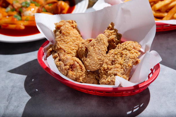 A view of a basket of Korean fried chicken. - 写真・画像