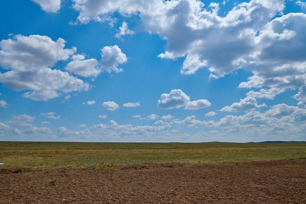 big clouds on blue sky and field - Foto, afbeelding