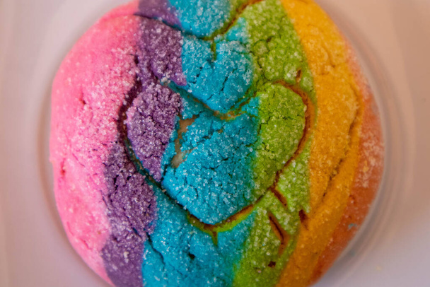 Крупный план Разноцветного Радужного Конча Мексиканского Кончи с сердечной формой для ЛГБТ-Валентина - символ странной любви. - Фото, изображение
