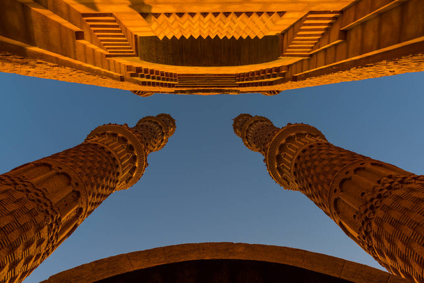 Minarette in der Moschee gegen den blauen Himmel - Foto, Bild