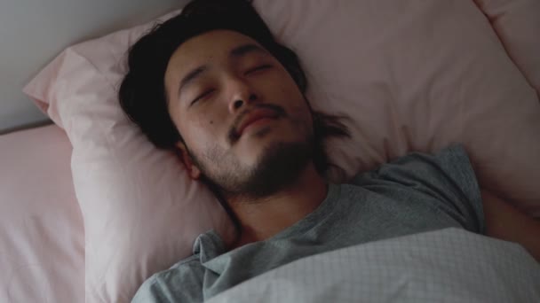 Uyuyan Asyalı tatlı adam evdeki yatak odasında rüya görüyor.. - Video, Çekim