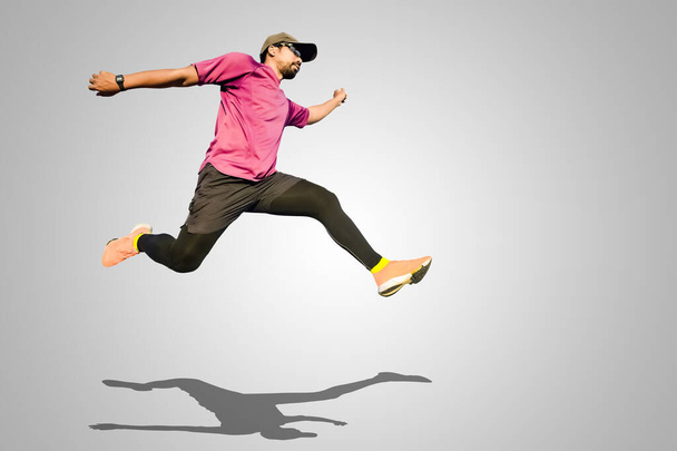 Azji atletyczny człowiek skoków na tle z klipping ścieżki - Zdjęcie, obraz