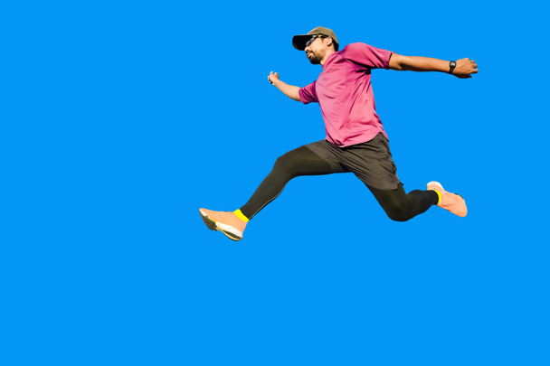 Asyalı atletik adam arka planda kırpma yolu ile zıplıyor - Fotoğraf, Görsel