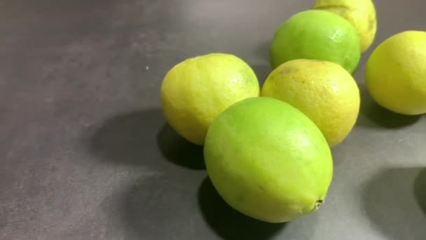 Citrons jaunes mûrs nourriture, saine alimentation et concept végétarien - gros plan sur les agrumes sur la table. - Séquence, vidéo