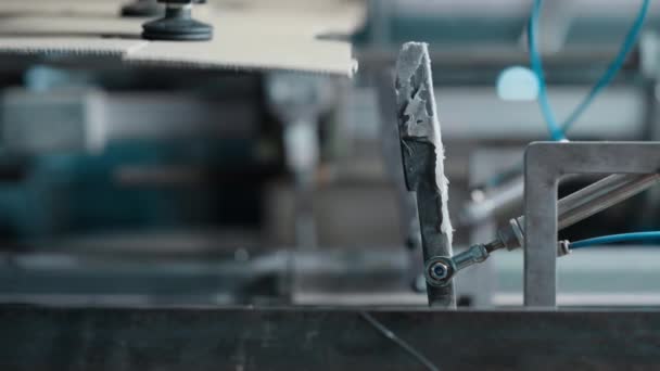 Μηχανή συσκευασίας από χαρτόνι closeup στην εργασία γραμμών μεταφοράς αποθηκών - Πλάνα, βίντεο