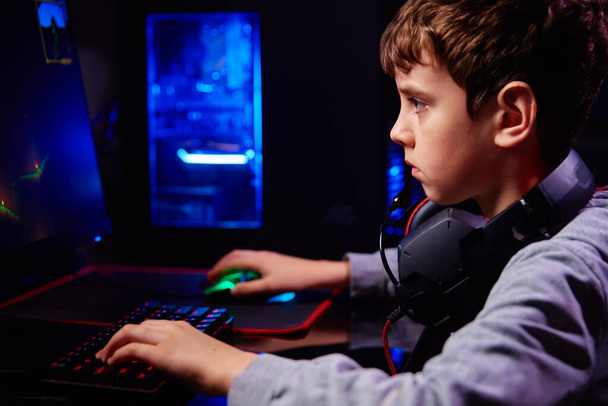 Мальчик играет в компьютерные игры дома, игровой зависимости - Фото, изображение