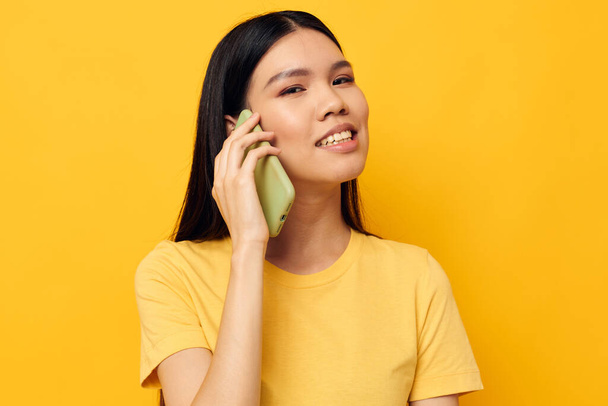 Bájos fiatal ázsiai nő telefon kommunikáció szórakozás használata Életmód változatlan - Fotó, kép