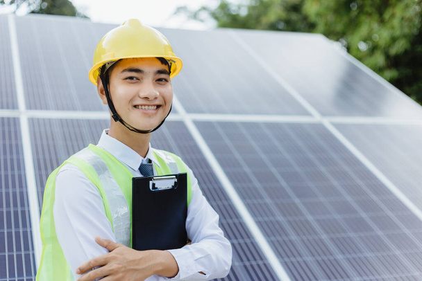 Ingénieur vérifier les données du capteur de panneau de cellules solaires, technologie et écologie verte concept de système énergétique. - Photo, image