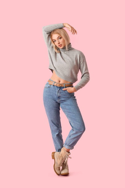 Mulher jovem na moda em jeans elegantes em fundo de cor - Foto, Imagem