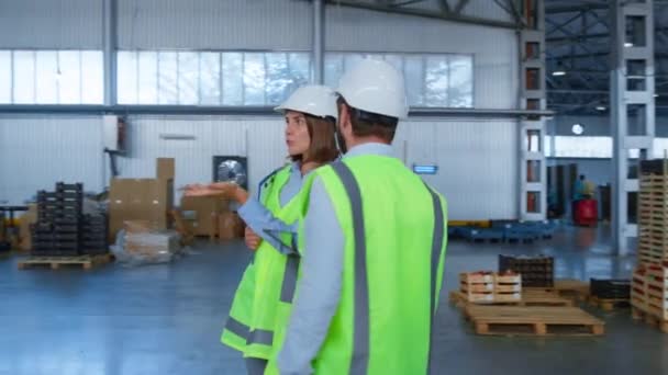 Κατασκευή υπαλλήλων με ταμπλέτα έλεγχο αποστολή εργοστάσιο διανομής μιλάμε - Πλάνα, βίντεο