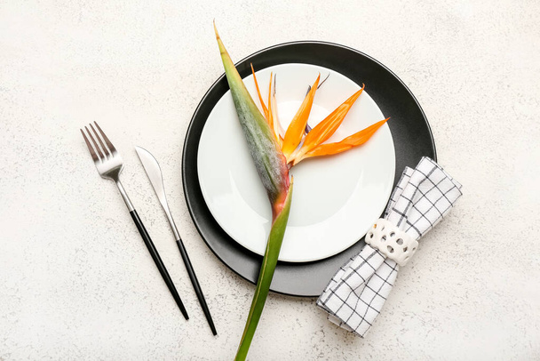 Einfache Tischdekoration mit Paradiesvogel-Blume auf hellem Grunge-Hintergrund - Foto, Bild