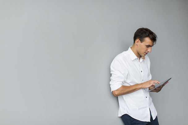 Man with tablet by the wall - Foto, Imagem