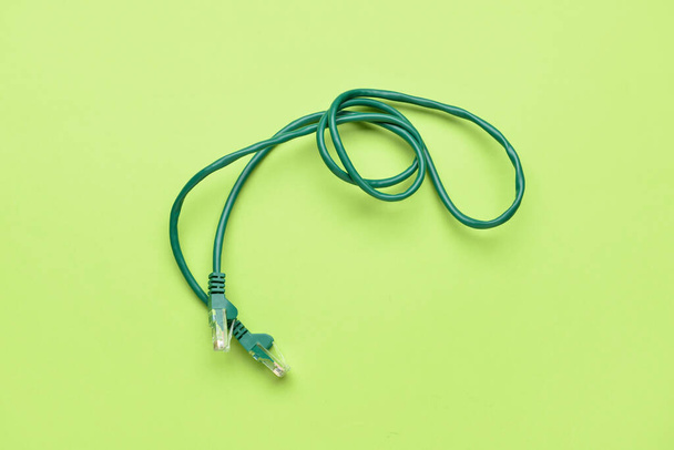 Internetový kabel na zeleném pozadí - Fotografie, Obrázek