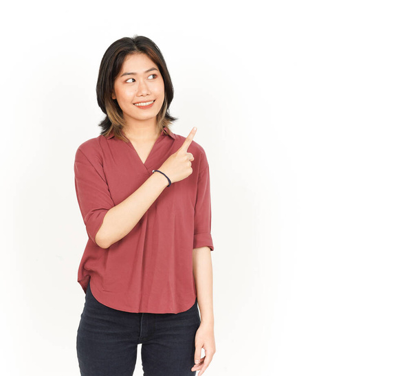 Mostrando produto e apontando lado da bela mulher asiática isolada no fundo branco - Foto, Imagem