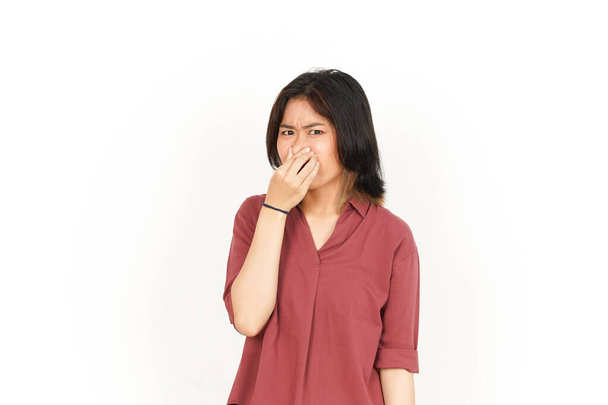 Geruch von etwas Stinkendem und Ekelhaftem der schönen asiatischen Frau isoliert auf weißem Hintergrund - Foto, Bild