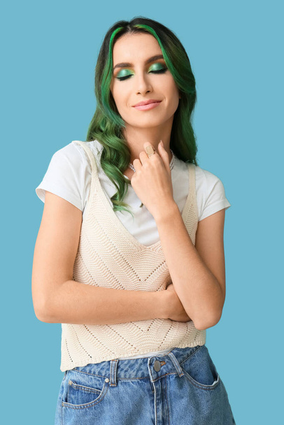 Beautiful young woman with unusual green hair on color background - Foto, Imagen