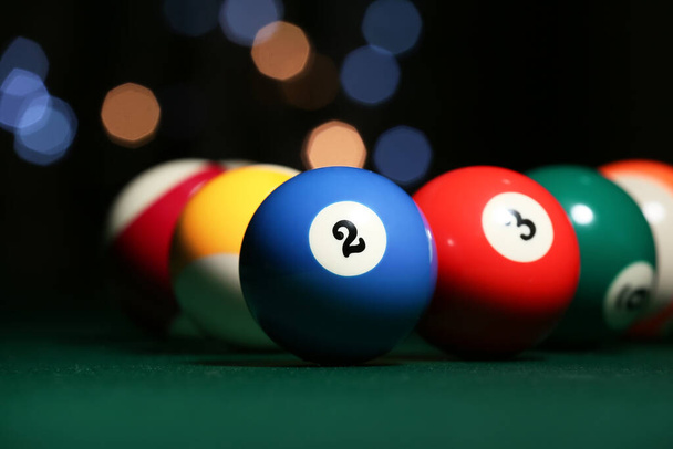 Diferentes bolas de billar en la mesa verde - Foto, imagen