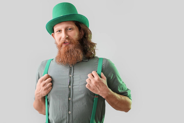 Happy bearded man in hat on light background. St. Patrick's Day celebration - Fotoğraf, Görsel