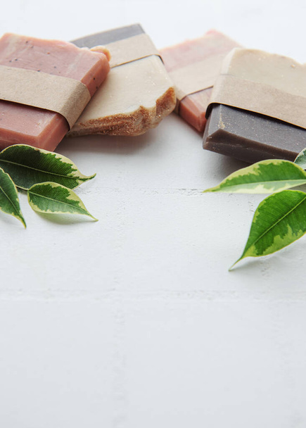 Асорті мильні бруски ручної роботи та зелене листя
 - Фото, зображення