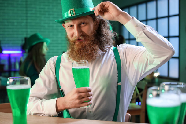Hombre barbudo con un vaso de cerveza en el pub el día de San Patricio - Foto, imagen