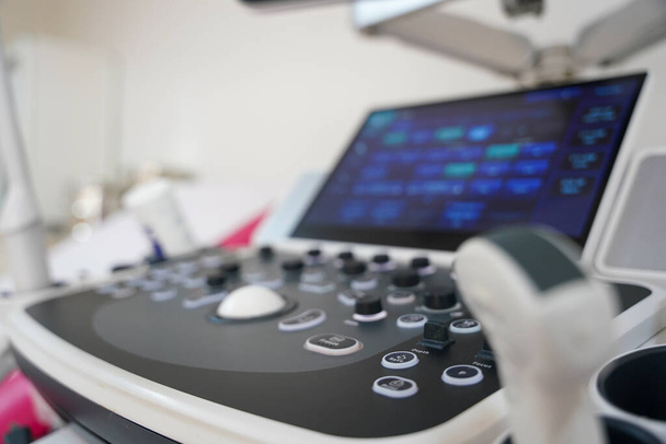 Klucze urządzenia ultradźwiękowego w pokoju szpitalnym - Zdjęcie, obraz