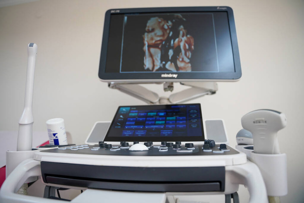 Moderní ultrazvukové zařízení s dětským obrázkem v nemocničním pokoji - Fotografie, Obrázek