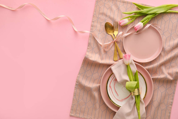 Stilvolle Tischdekoration mit Tulpenblumen auf rosa Hintergrund - Foto, Bild