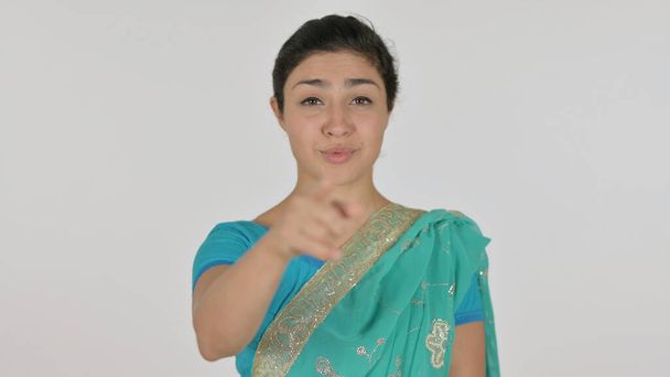 Indyjska kobieta wskazująca na aparat, białe tło - Zdjęcie, obraz